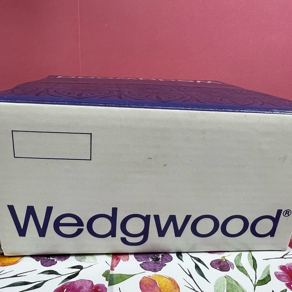 Wedgwood Blue Jasperware, Trinket Box With Lid, 5” Round Scalloped Garden Theme - Picture 15 of 17